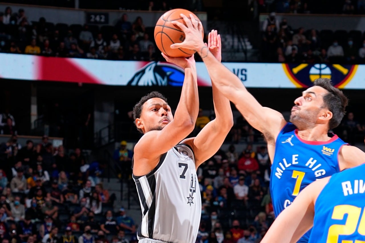 Campazzo bloquea un disparo de Forbes a comienzos de temporada. Ahora serán compañeros