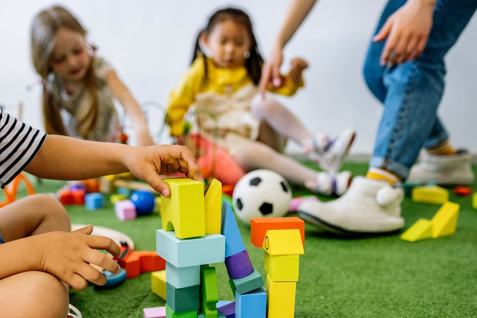 Las mujeres dedican, en promedio, el doble de tiempo por día que los hombres a realizar tareas de cuidado en Argentina