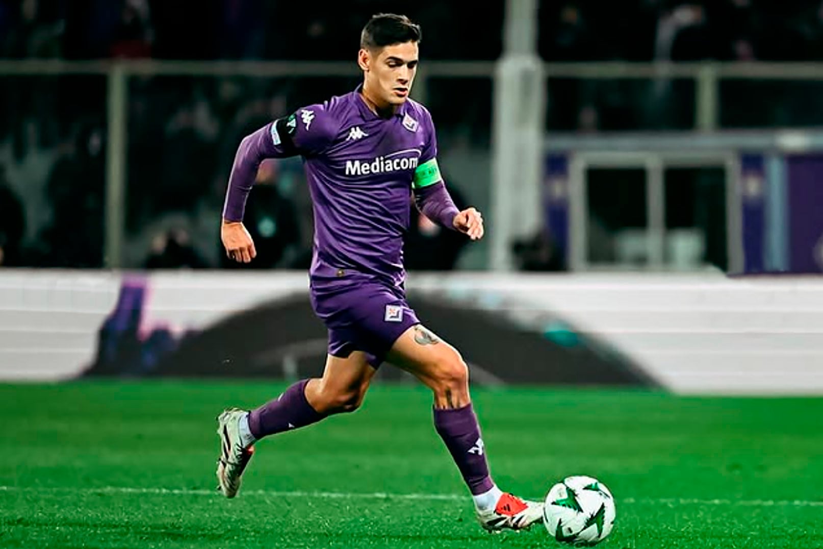 Martínez Quarta con la camiseta de la Fiorentina