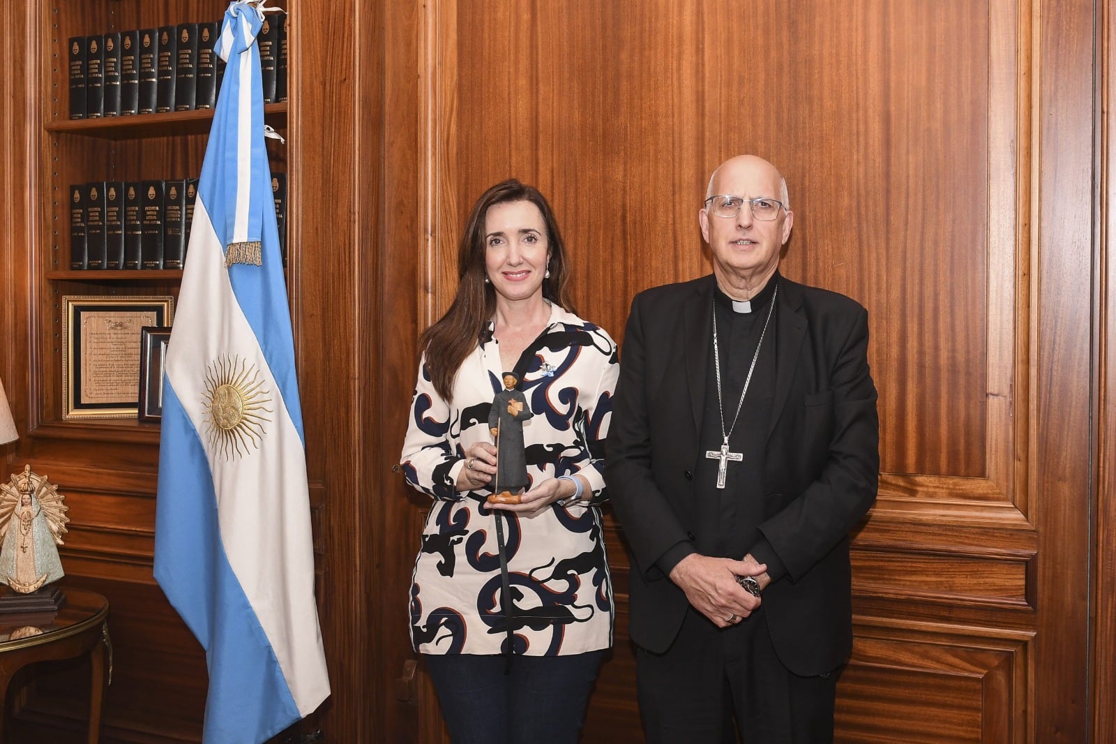 Santiago Olivera visitó a Victoria Villarruel en el Senado.