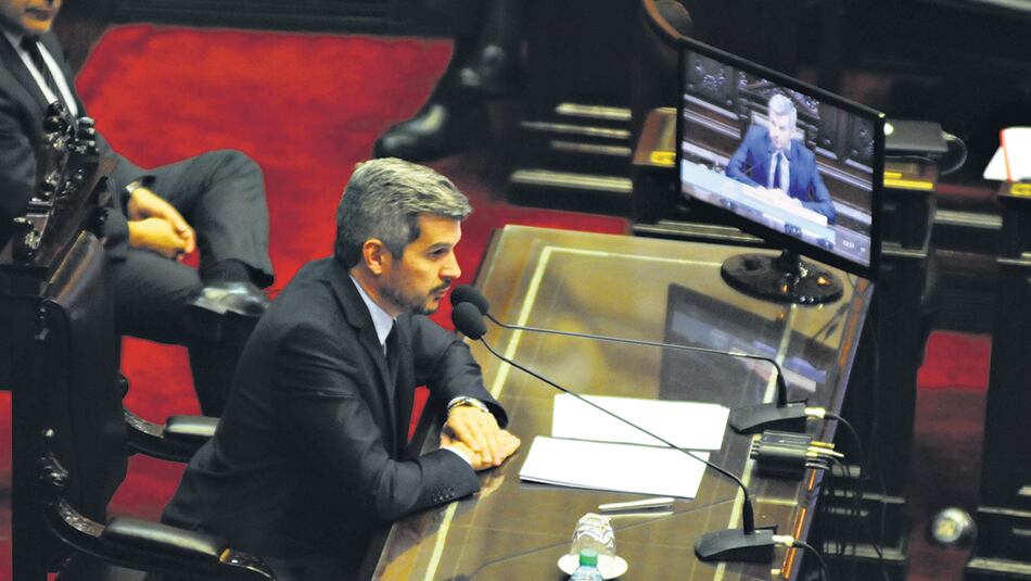 El jefe de Gabinete fue recibido en la Cámara de Diputados con la ausencia de varias bancadas opositoras.