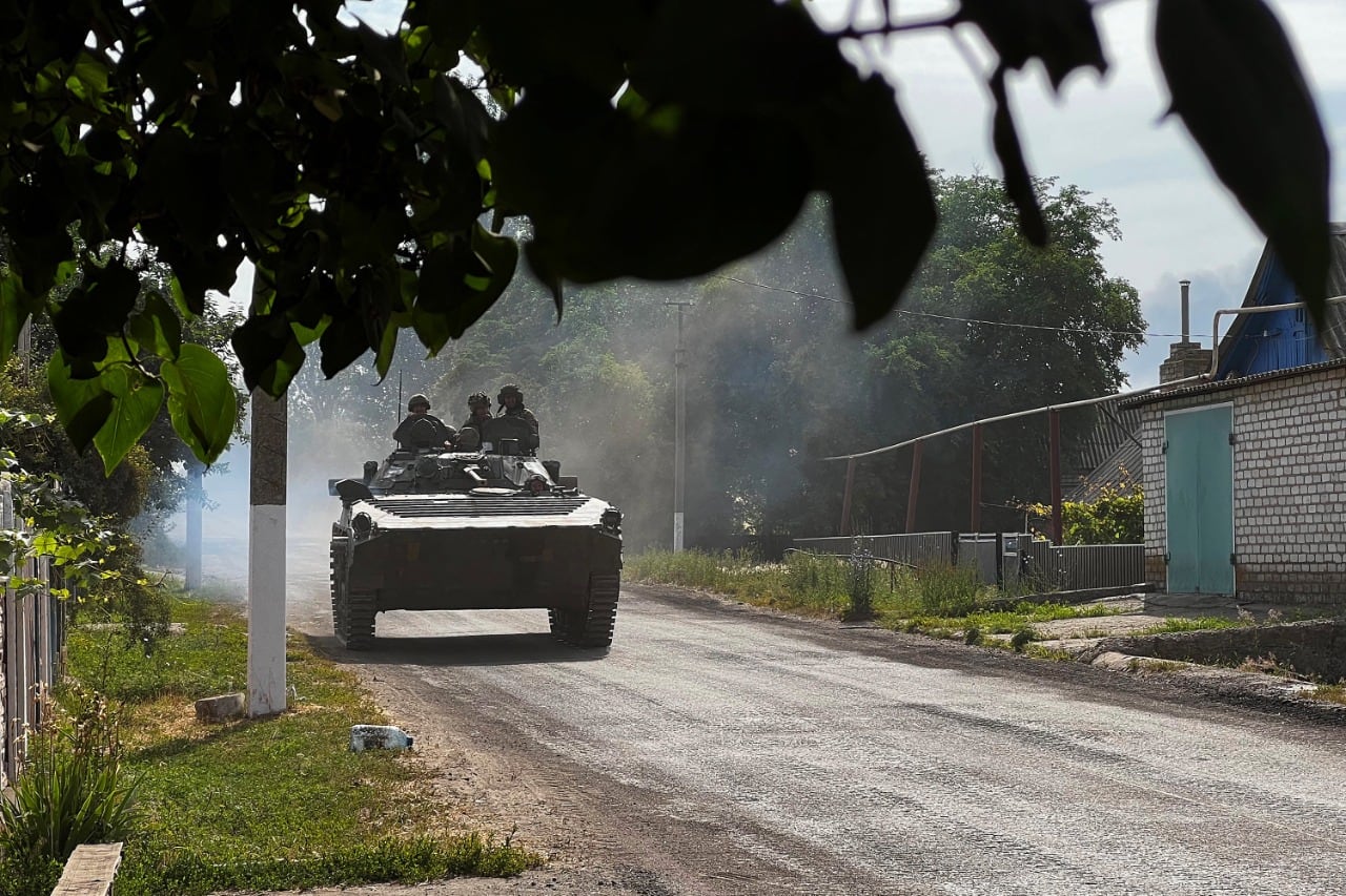 Soldados ucranianos patrullando la avenida principal de Lisichansk la semana pasada.
