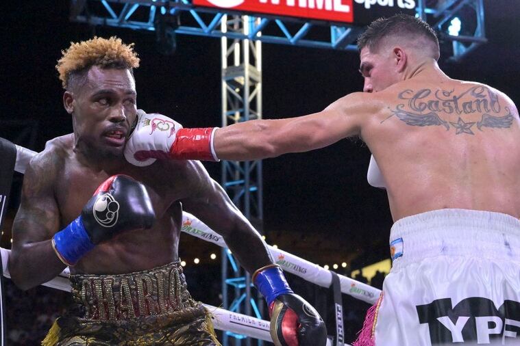 Castaño conecta su izquierda en la cara de Charlo, que en el décimo lo noqueó.