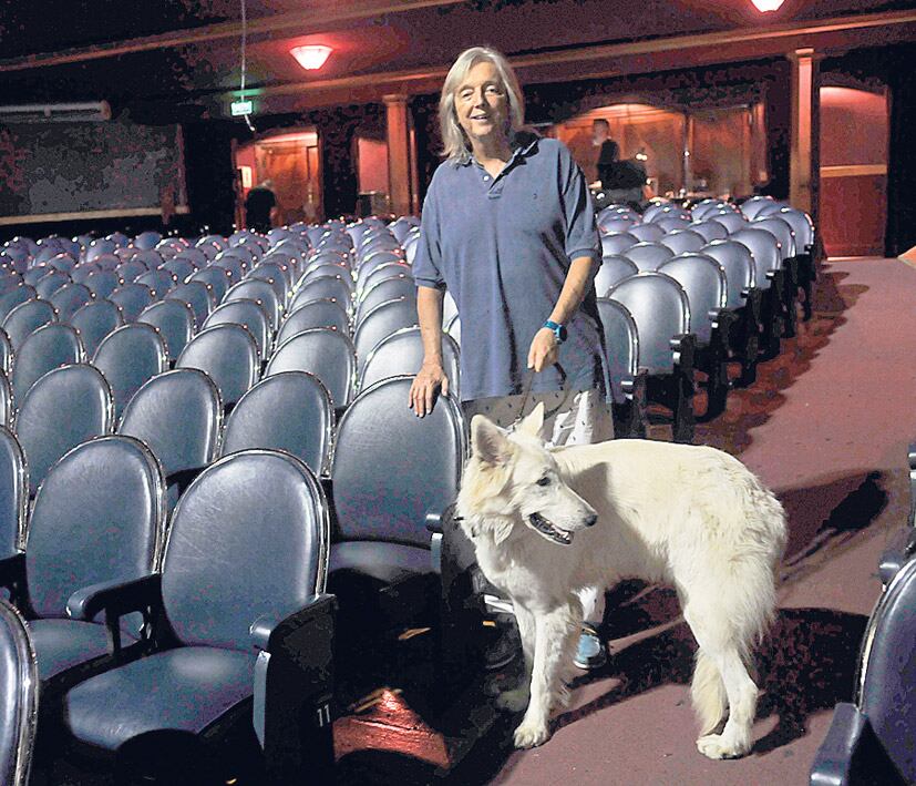 Cibrián Campoy junto a uno de sus perros. Su espectáculo se podrá ver de miércoles a domingos en el Astral.