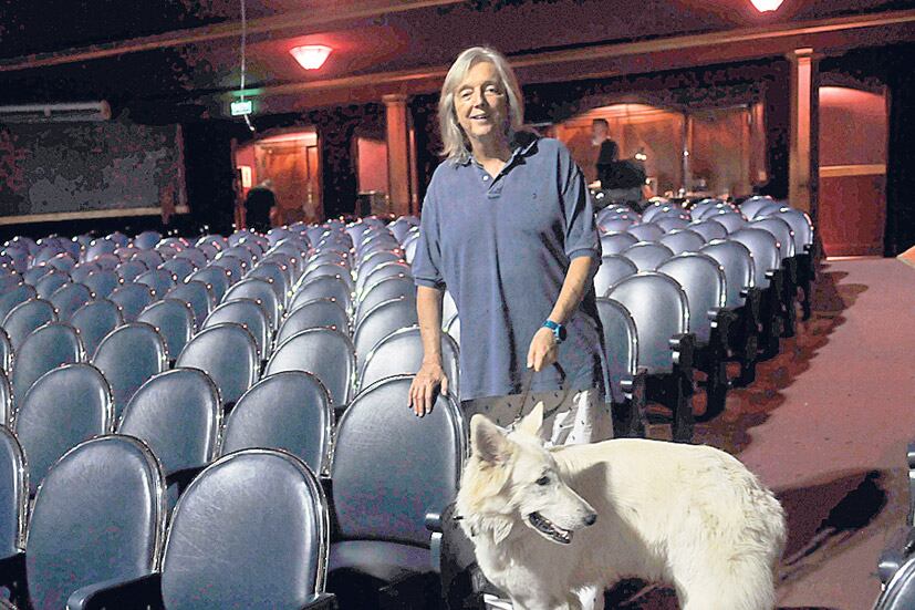 Cibrián Campoy junto a uno de sus perros. Su espectáculo se podrá ver de miércoles a domingos en el Astral.