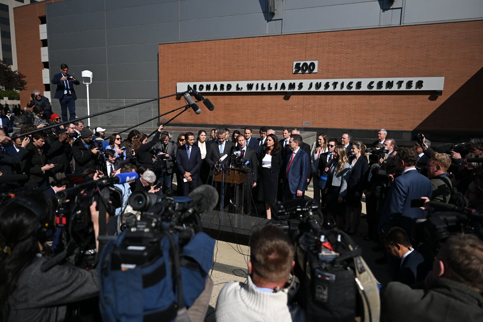 Tras conocerse el acuerdo, los abogados de Dominion declararfrente al juzgado.