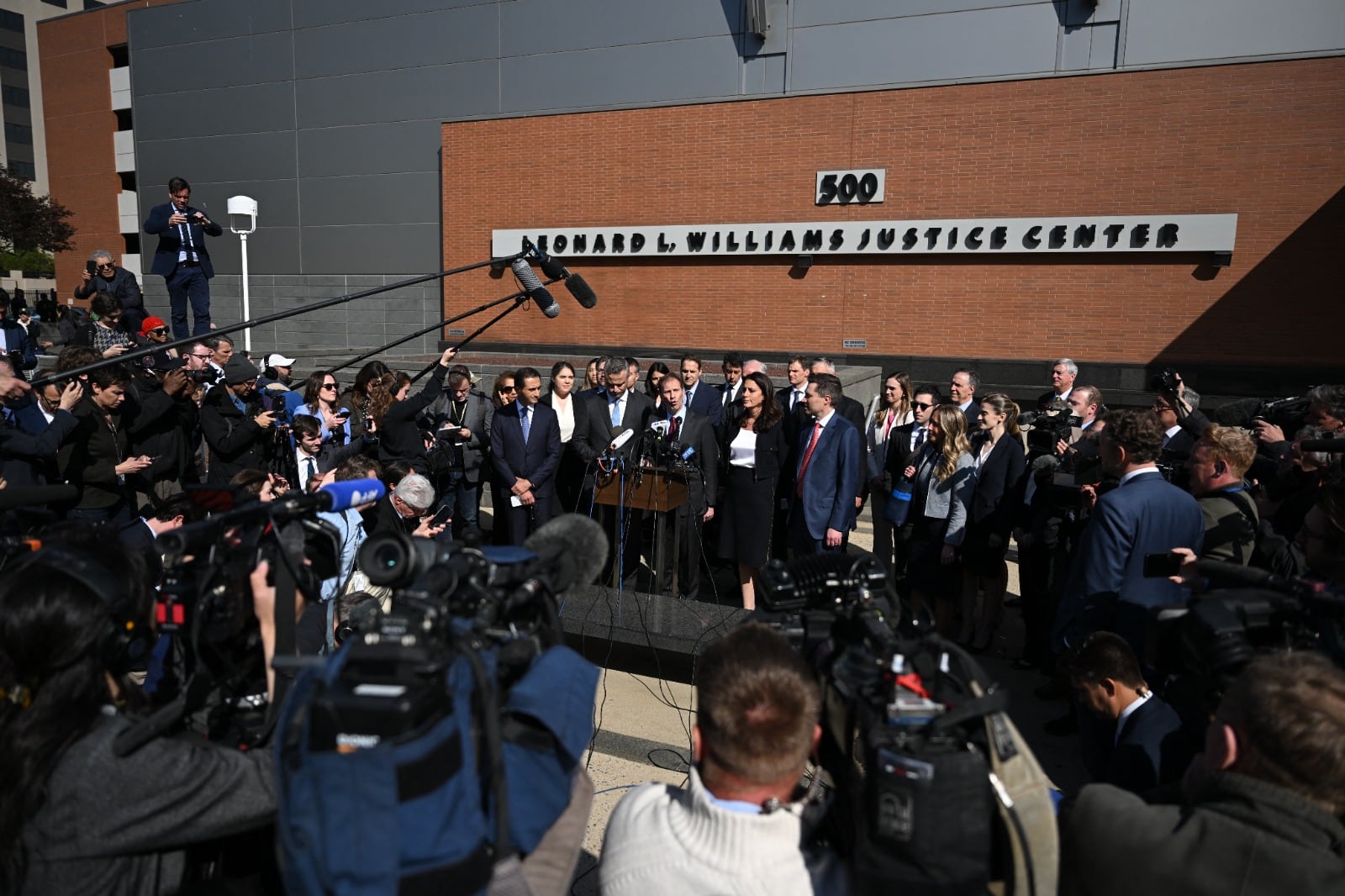 Tras conocerse el acuerdo, los abogados de Dominion declararfrente al juzgado.