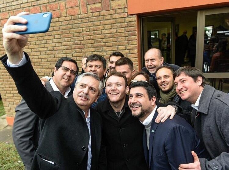 Fernández se saca una selfie con Perotti y otros militantes.