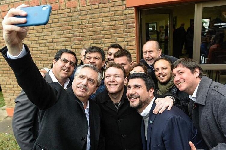 Fernández se saca una selfie con Perotti y otros militantes.