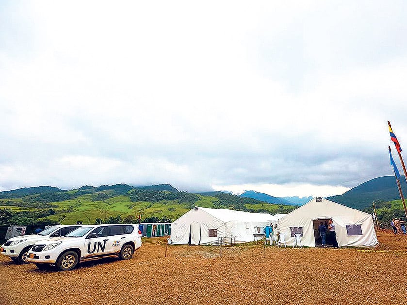 Camionetas de la ONU se estacionan frente a un campamento de monitoreo de dejación de armas en Meta.