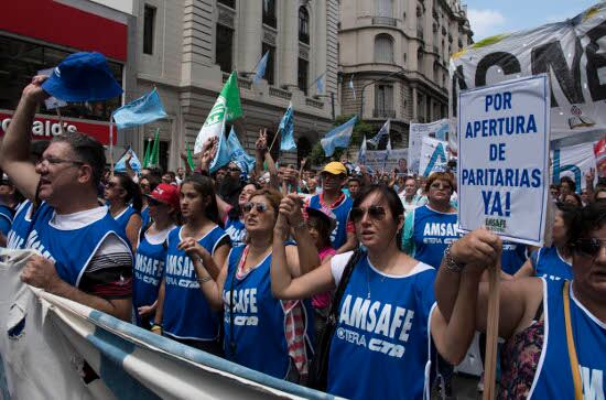 Ayer los cinco gremios docentes marcharon al Congreso para reclamar que se convoque a la paritaria nacional.
