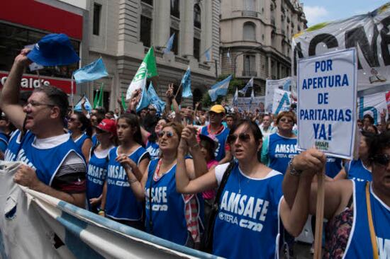 Ayer los cinco gremios docentes marcharon al Congreso para reclamar que se convoque a la paritaria nacional.