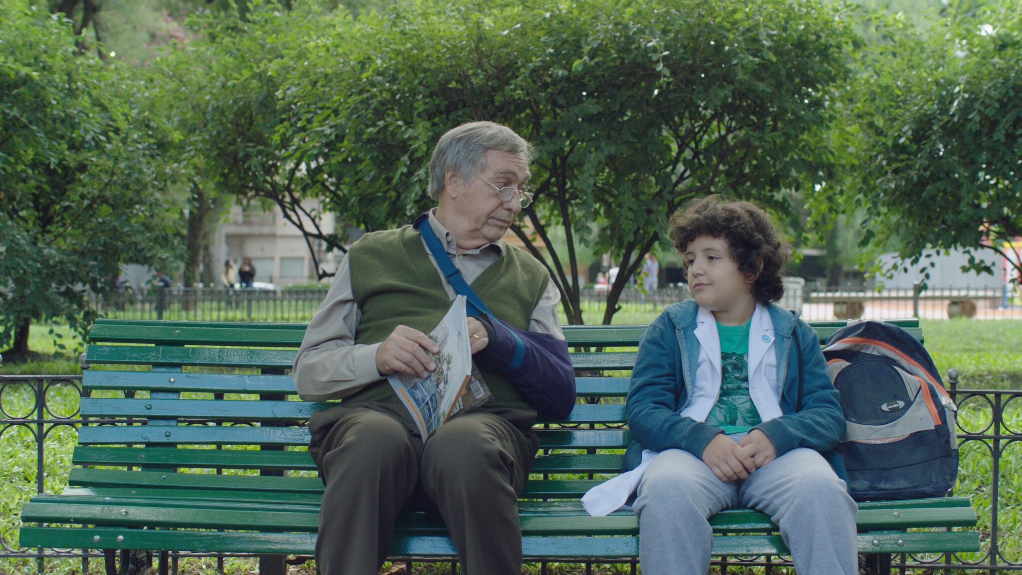 El personaje de Brandoni debe relacionarse con un chico caído casi de la nada.