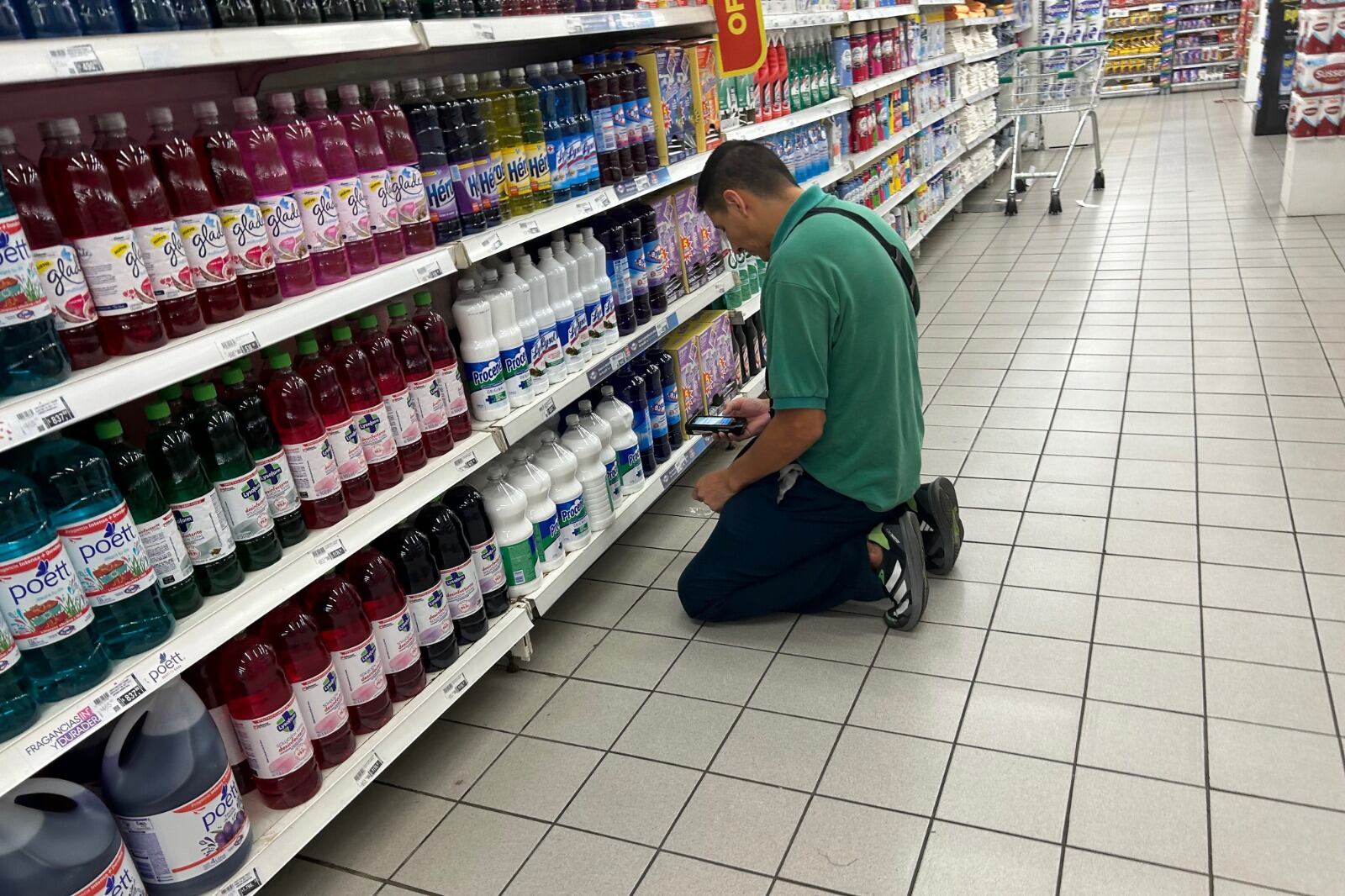 El gobierno derogó la ley de abastecimiento, góndolas y Compre Argentino