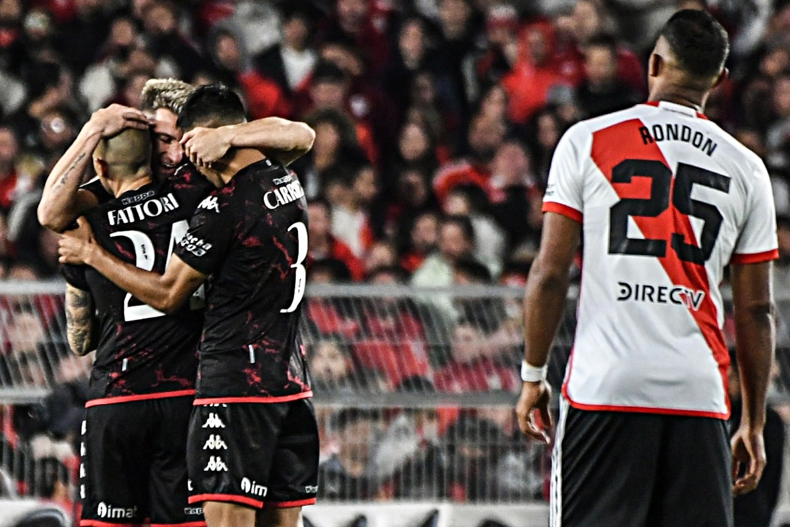 El abrazo a Mazzantti, autor del primero del Globo en el éxito en el Monumental