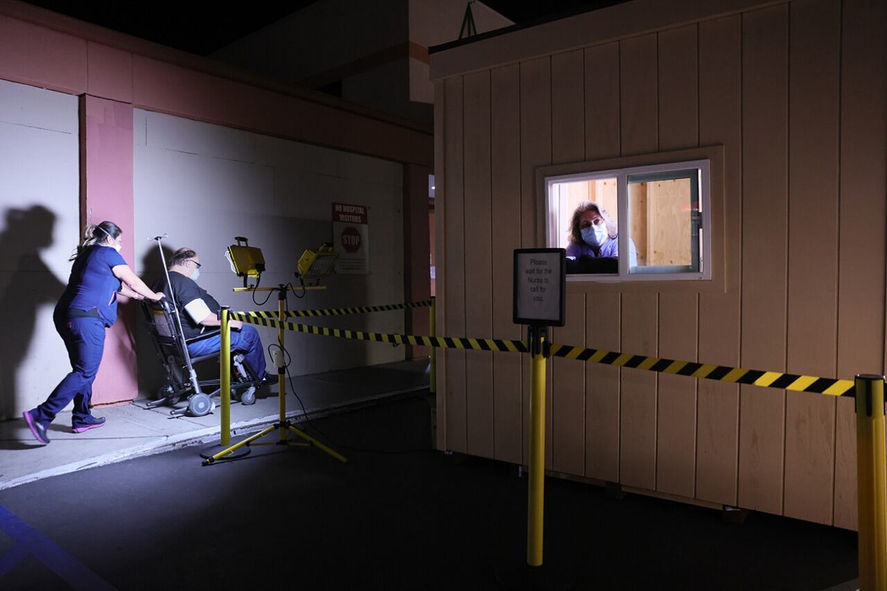 Un paciente de coronavirus es llevado a un hospital de Apple Valley, California.