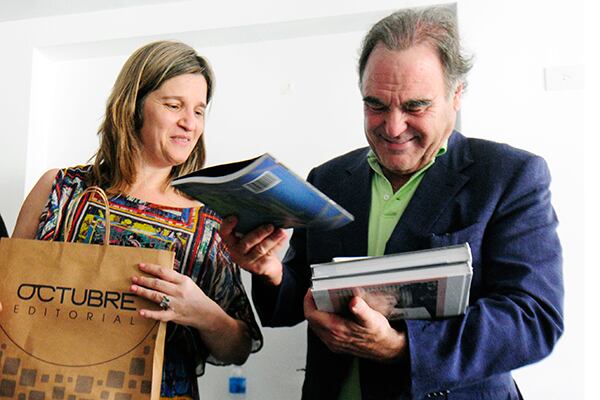 Oliver Stone junto a la rectora de la UMET, Cecilia Cross.