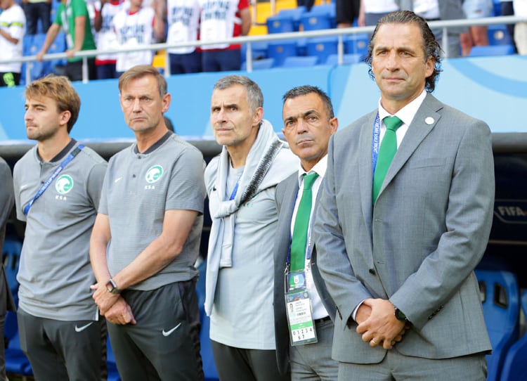 Pizzi y sus colaboradores, en el partido de hoy contra Uruguay.