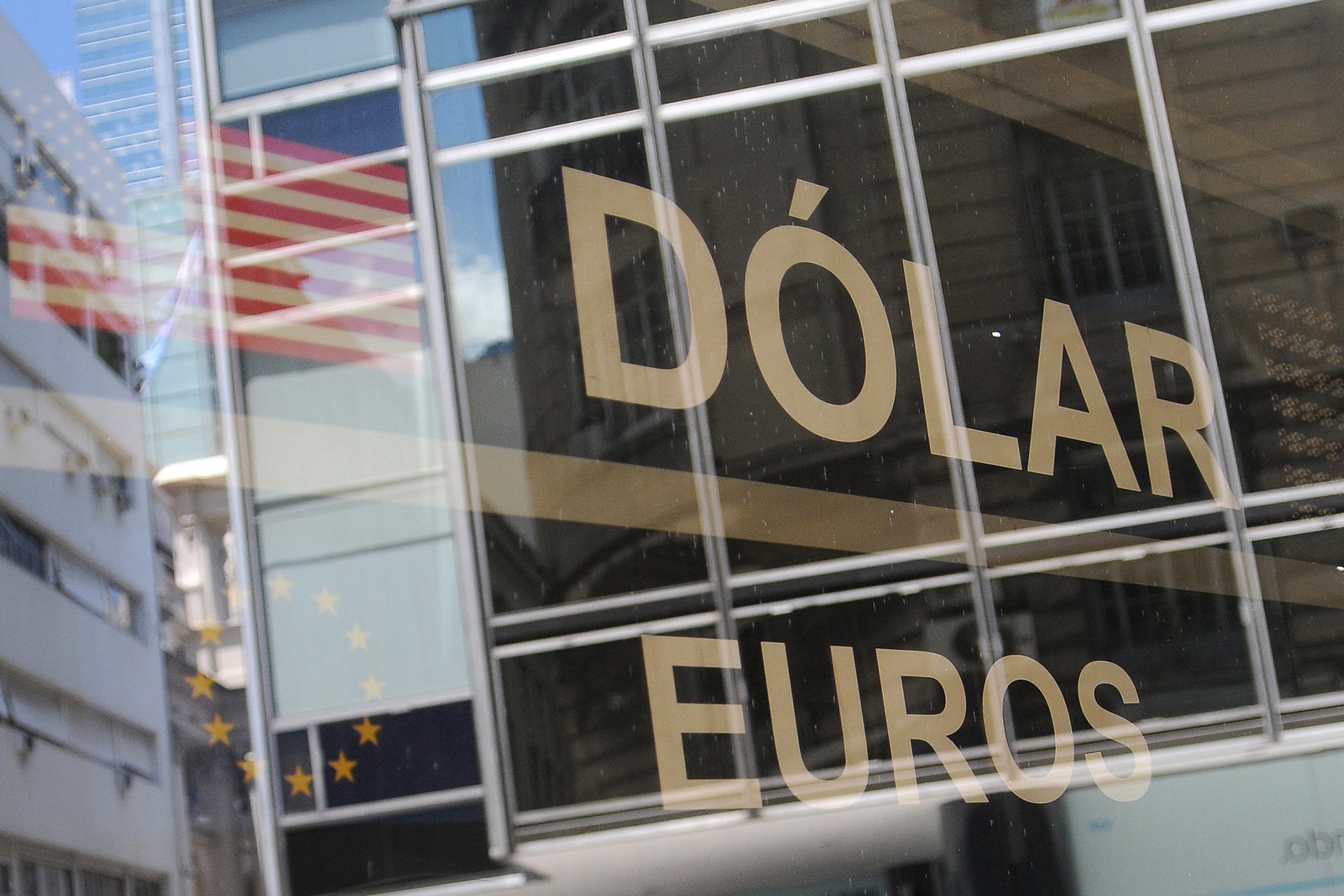 Los dólares financieros se mantuvieron cerca de los 1210 pesos y el blue cerró en 1215 pesos.