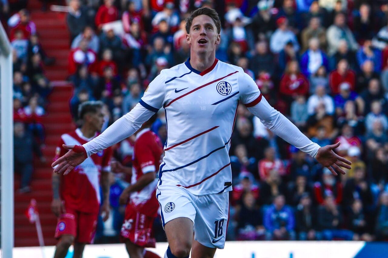 El debutante Andrés Vombergar, que había ingresado tres minutos antes, festeja el 1-0 a los 89 minutos.