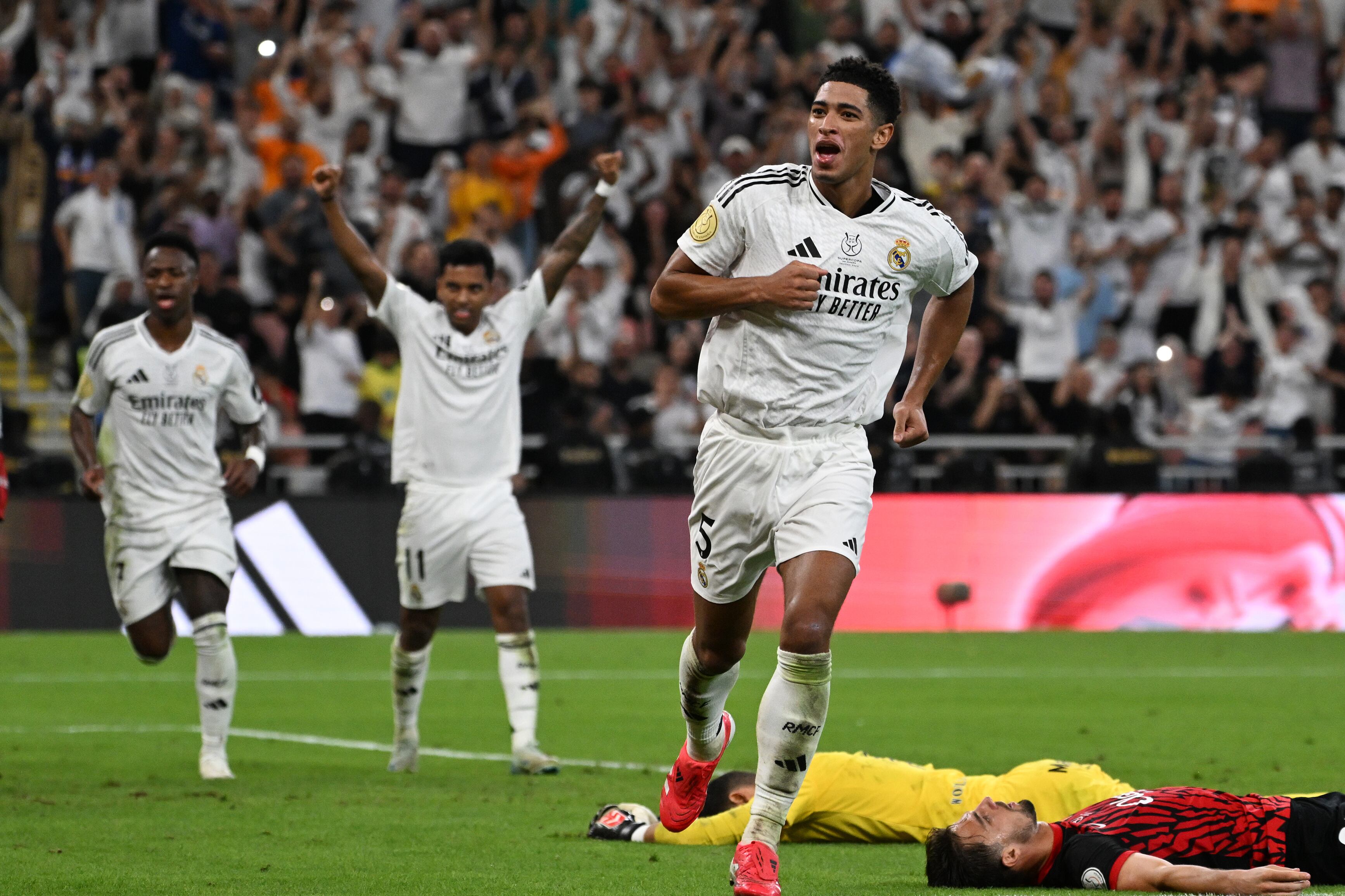 El inglés Bellingham celebra el primer gol merengue