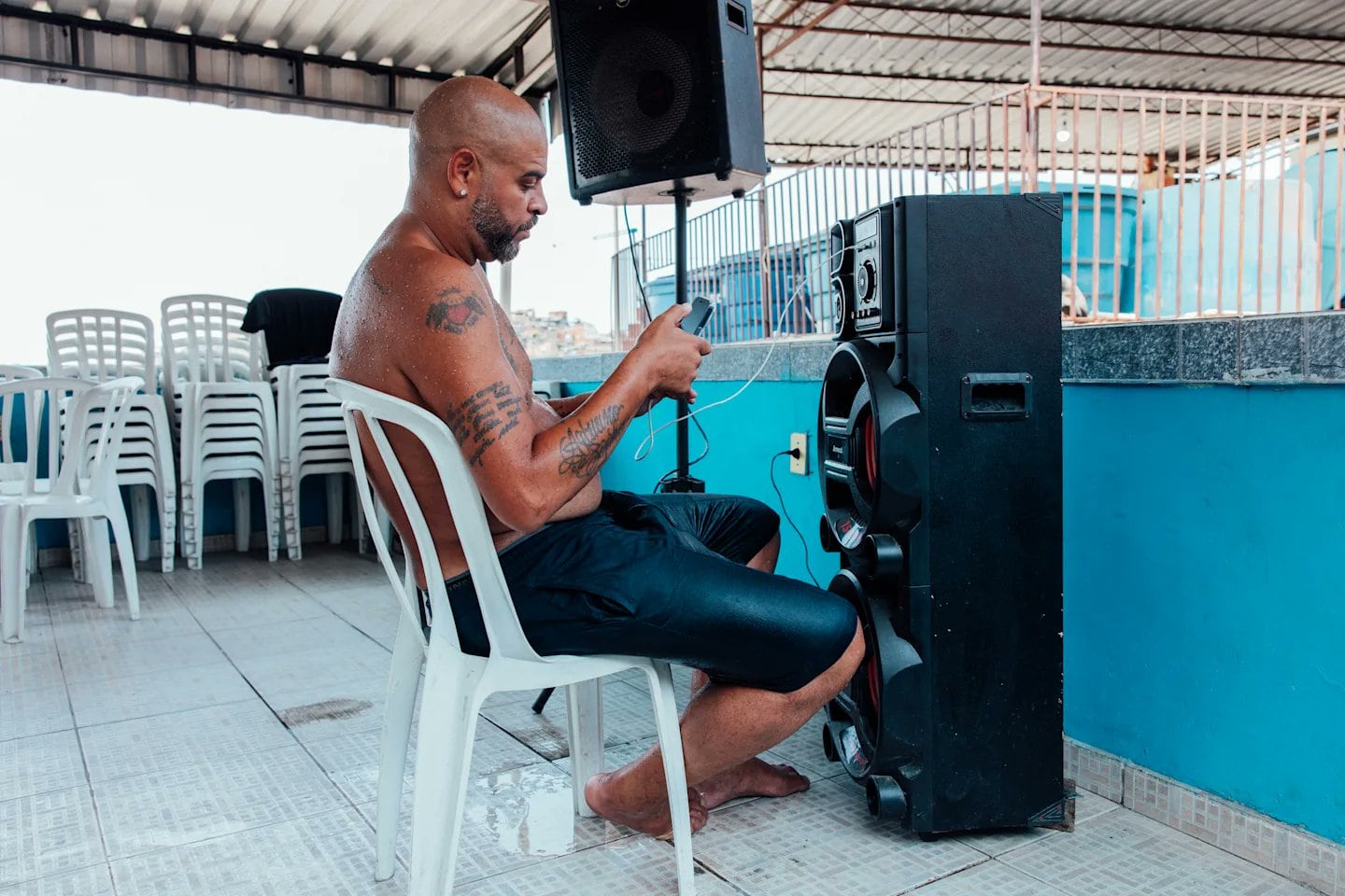 Adriano, lejos de las canchas y cerca de la favela. Imagen: The Players' Tribune.