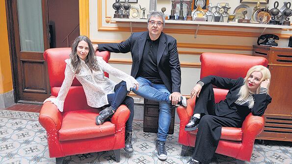 Roger, Vitale y Guevara charlan de experiencias de trabajo y de su común exigencia artística.