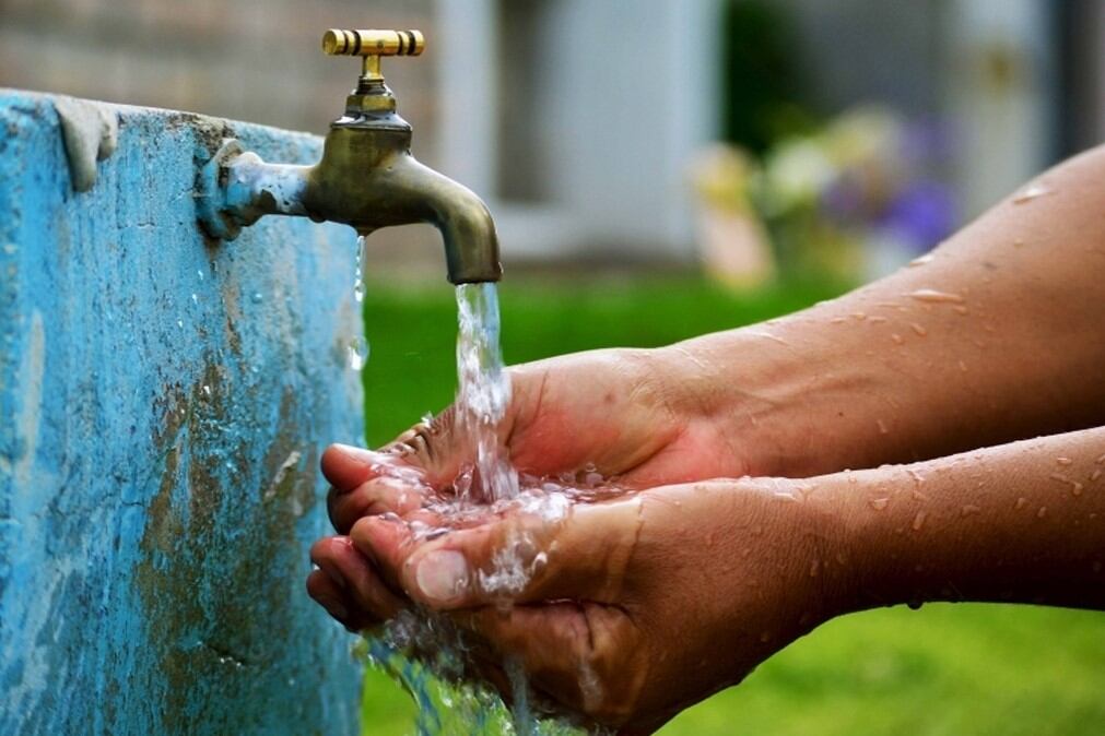La geóloga Gimena Urán, a cargo de la investigación, recomendó no consumir el agua en cuatro pueblos de Castro Barros.