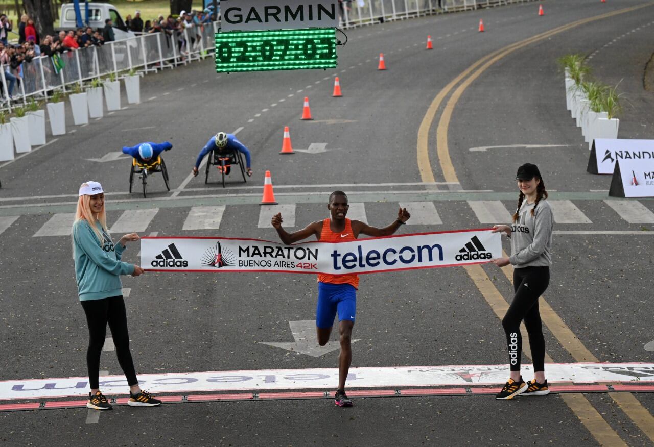 Victor Kipchirchir llega a la meta en Buenos Aires