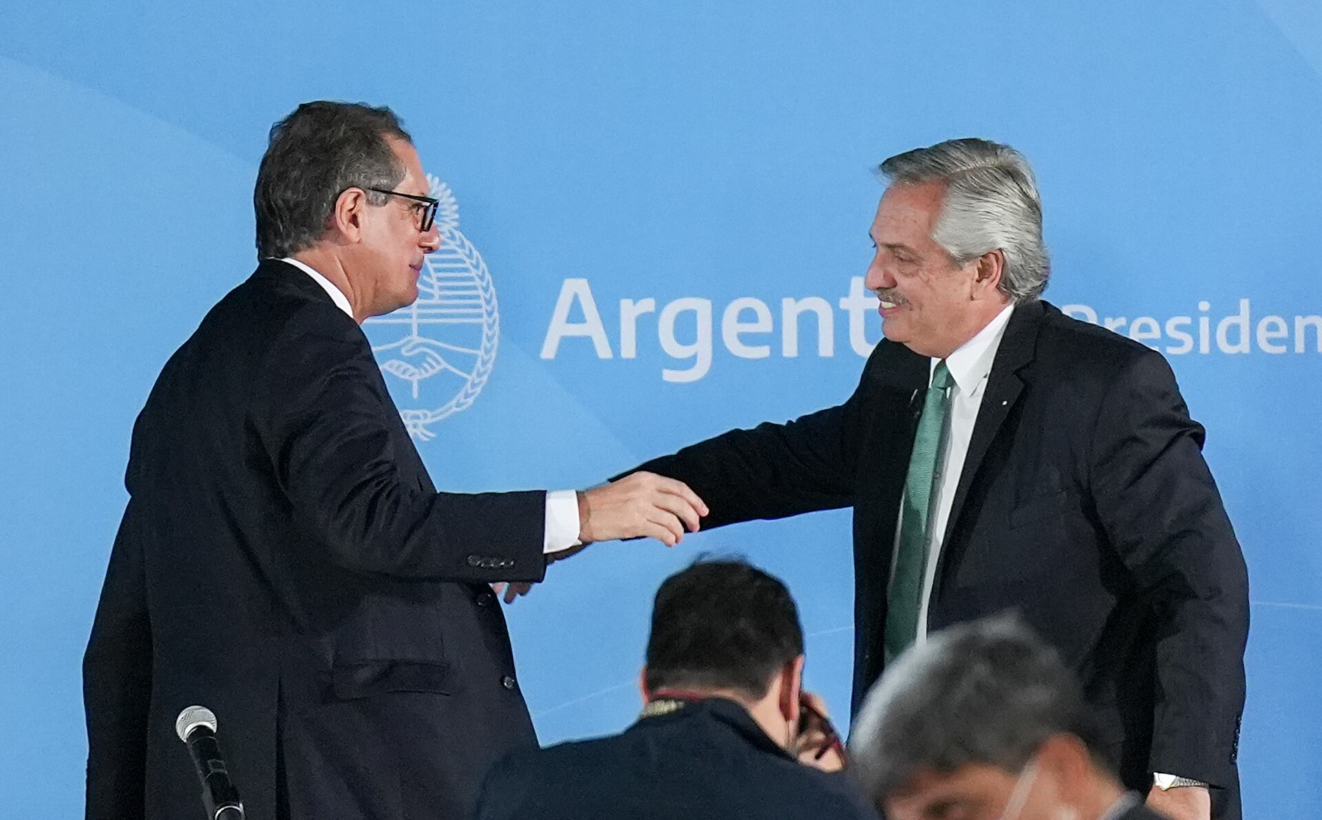 Abrazo de Alberto Fernández a Pesce, al asumir. Ayer lo repitió simbólicamente