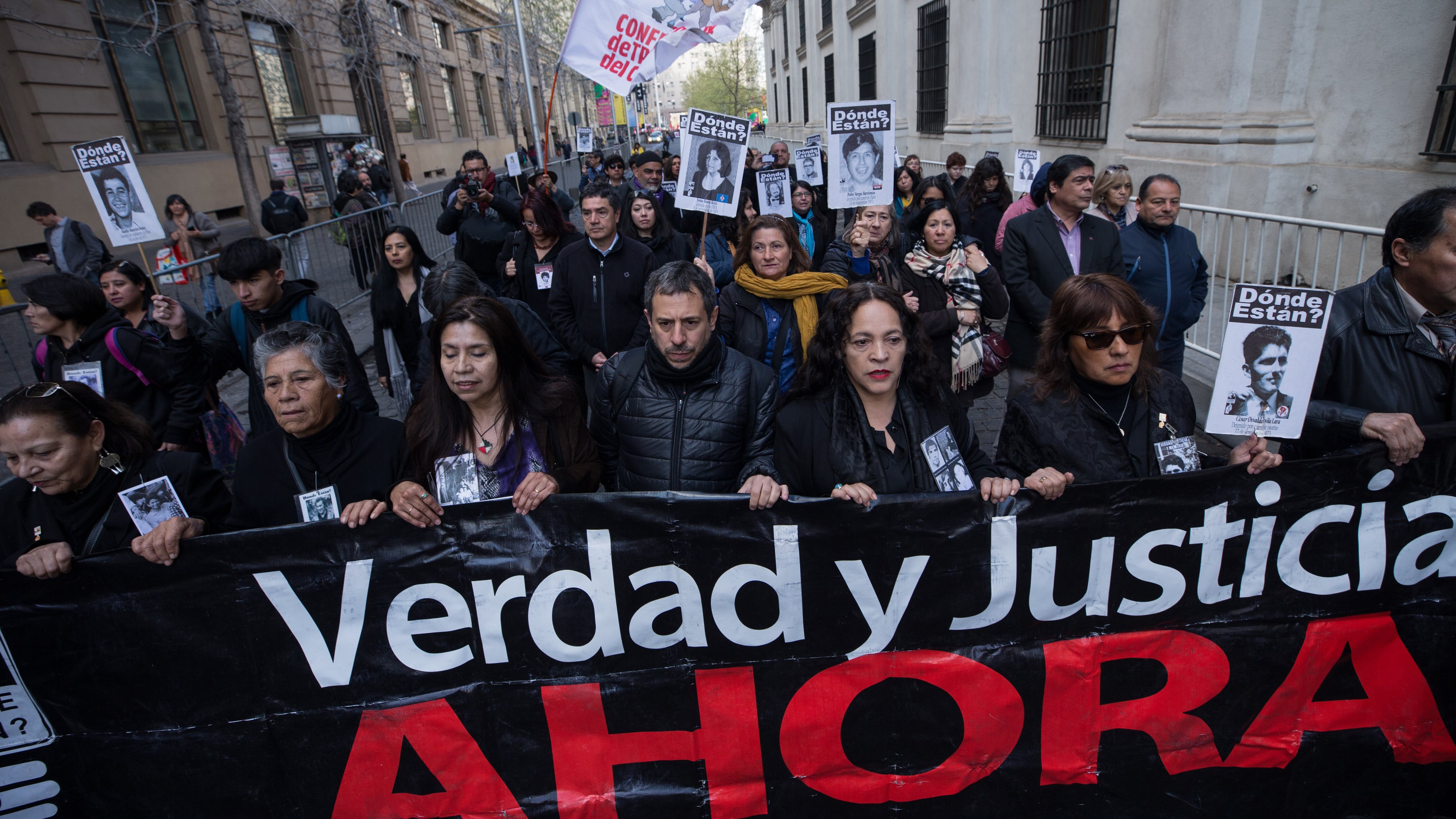 Familiares de desaparecidos encabezan la marcha en Santiago.