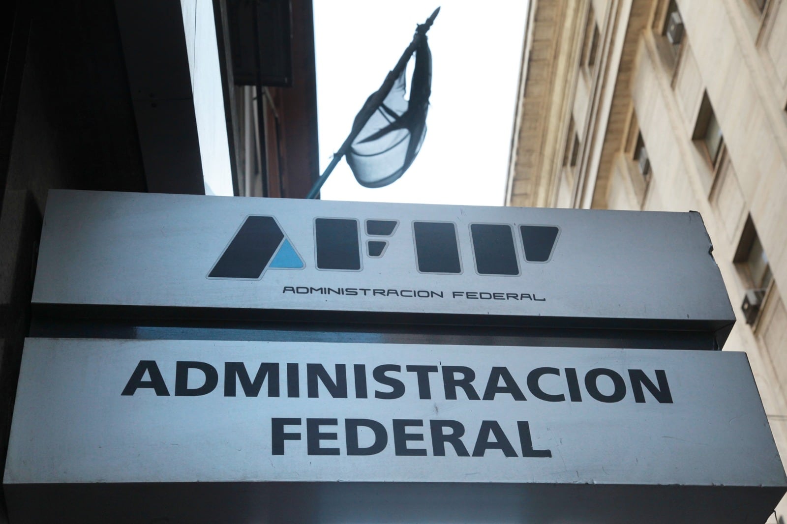 Sin el aporte del impuesto PAIS y las retenciones, los ingresos de la AFIP se estarían derrumbando