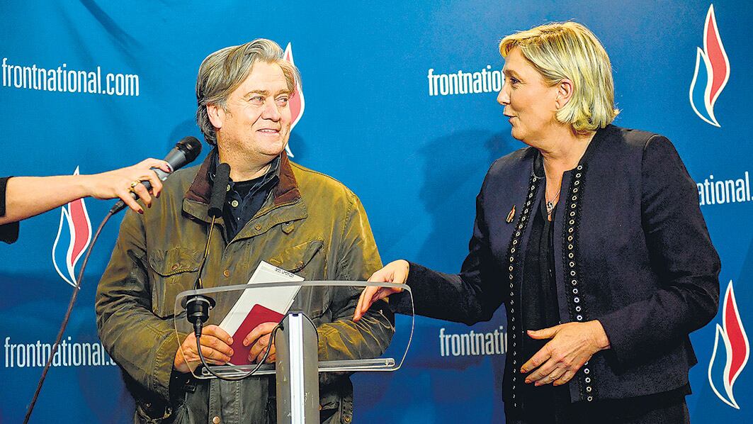 Steven Bannon y Marine Le Pen en el congreso del Frente Nacional ayer en Lille.