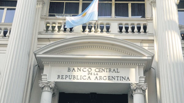 Para que el canje sea exitoso, el BCRA debería pagar una tasa muy elevada durante meses. Los inversores aplauden.