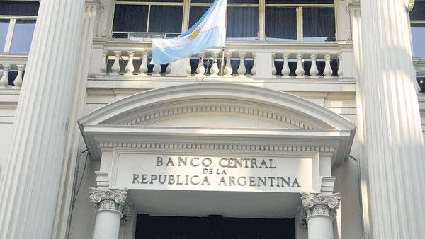 Para que el canje sea exitoso, el BCRA debería pagar una tasa muy elevada durante meses. Los inversores aplauden.