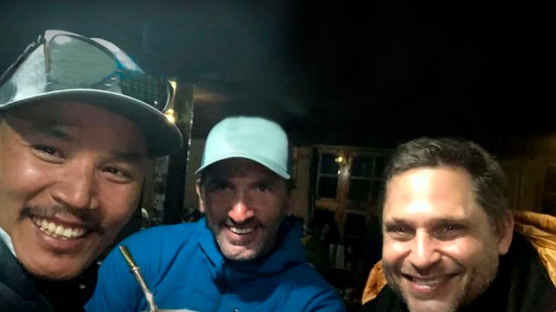 En el centro, Tomás Ceppi, a la derecha, Ignacio Montesinos, y a la izquierda el nepalés Tendi Sherpa.