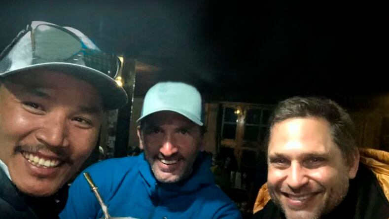En el centro, Tomás Ceppi, a la derecha, Ignacio Montesinos, y a la izquierda el nepalés Tendi Sherpa.