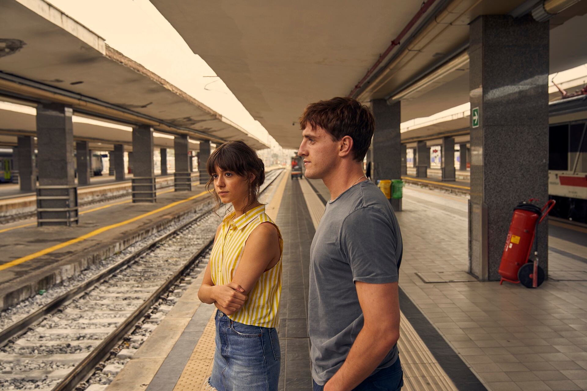 Marianne y Connell, la pareja protagonista de la novela de Sally Rooney y de la serie de 12 capítulos que hoy estrena Starzplay.