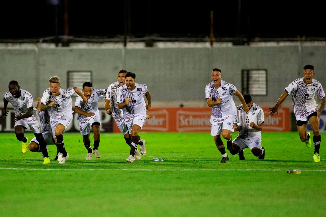 Platense festeja luego del penal atajado por Jorge De Olivera ante Riestra.