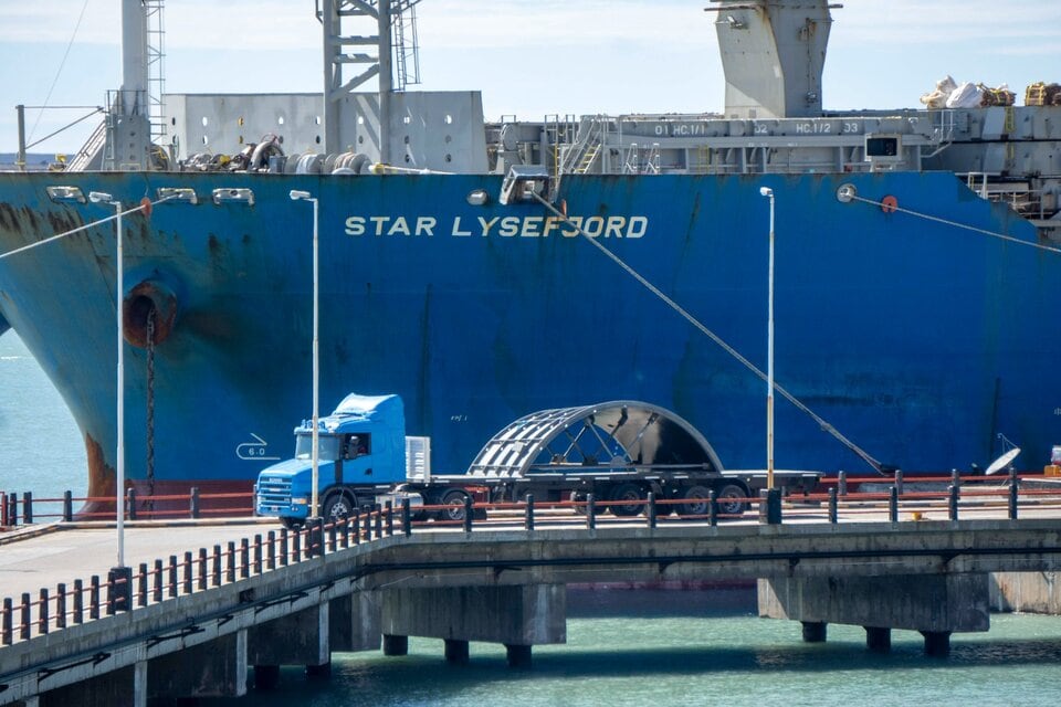 Llegada de los equipos provenientes desde China al puerto de Punta Quilla, en Santa Cruz