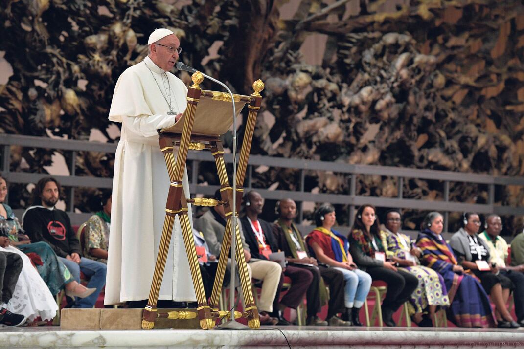 La decisión obedece a un cambio en la relación que el Papa busca establecer entre la Iglesia y sus fieles.