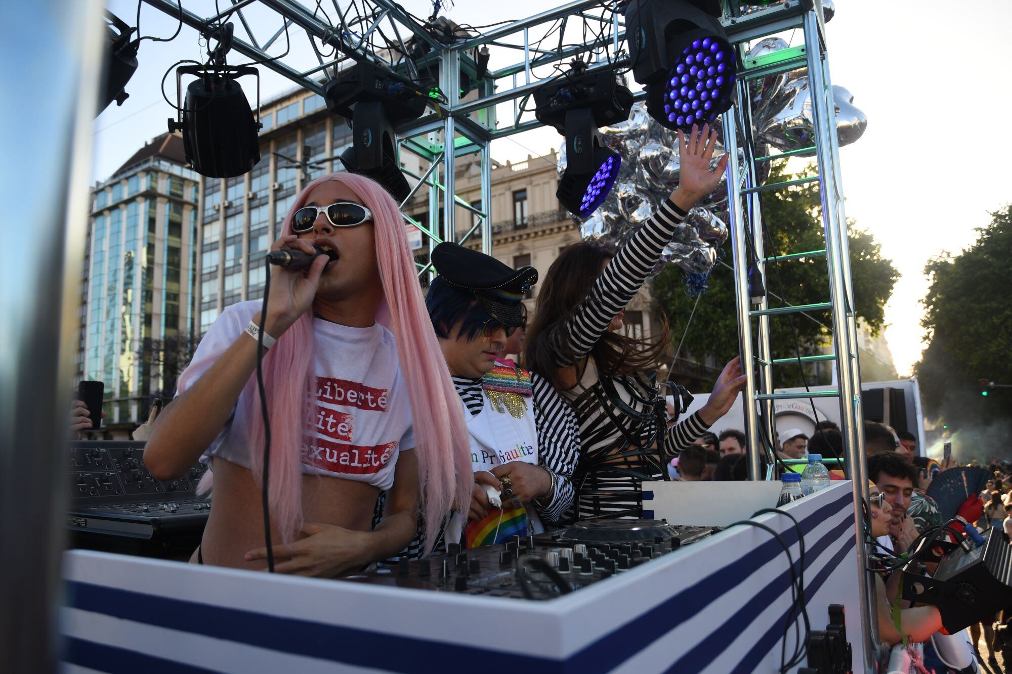 Jean Paul Gaultier aportó la carroza donde desfilaron Flor de la V, Moria Casán, Diego Ramos y Greta Cozzolino entre muchos otros.