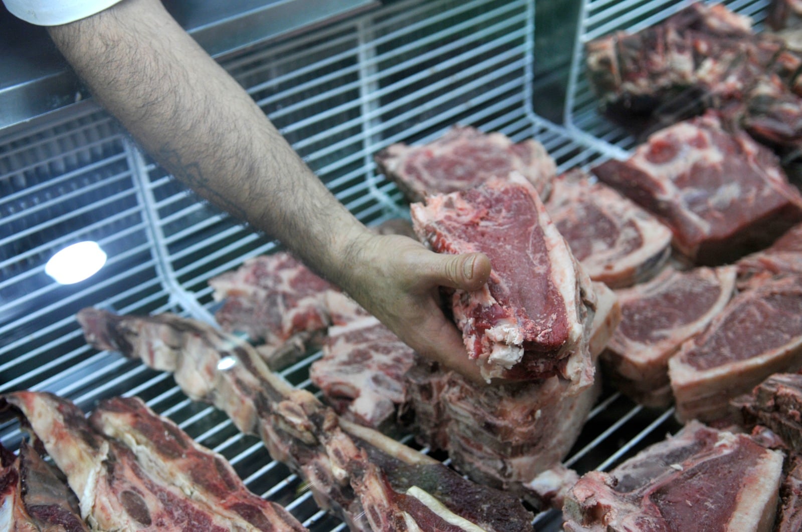 Los precios de la carne subieron fuerte en diciembre y el consumo cayó. 