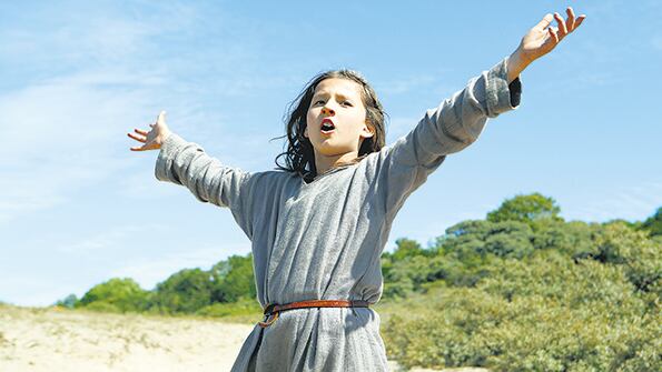 Jeanette dista mucho de las representaciones cinematográficas previas de Juana de Arco.