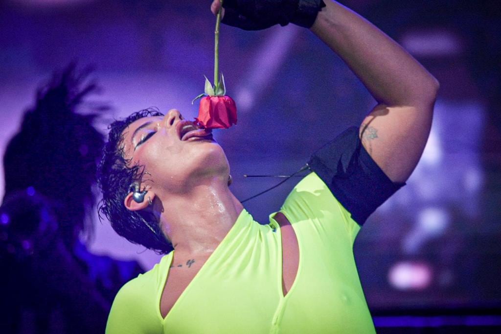 Peluso mordió las rosas, las lamió, se las pasó entre las piernas, las besó y las tiró al público.