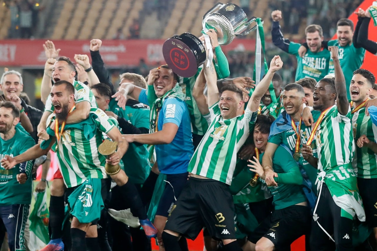 Betis celebra, con la Copa del Rey en manos del histórico Joaquín