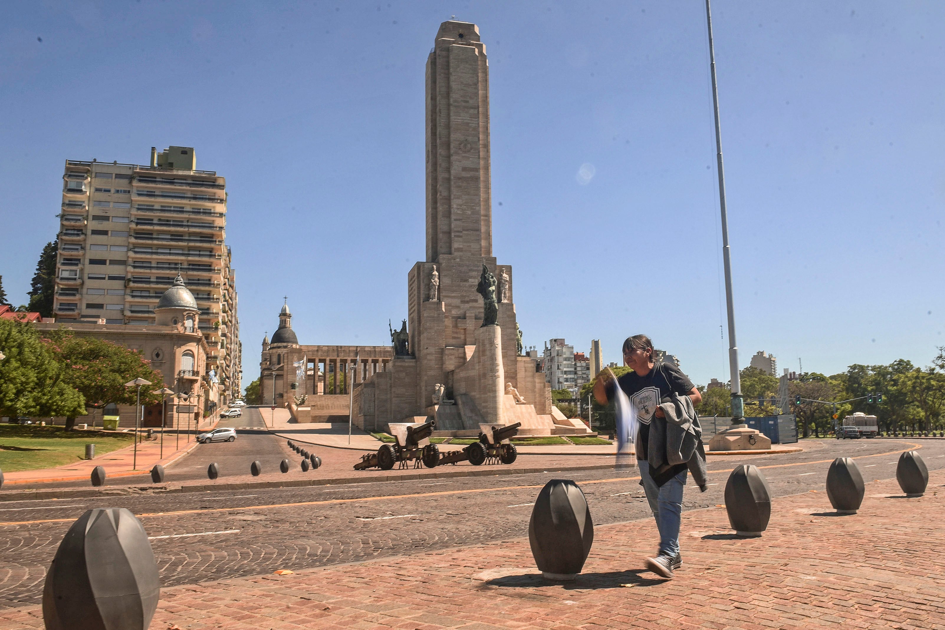 El primer día de cuarentena mostró poca gente en las calles de Rosario.
