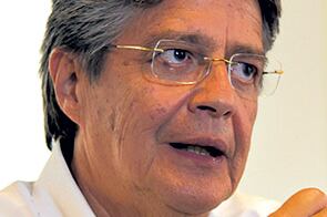 Guillermo Lasso, molesto con la trascendencia internacional de sus negocios.