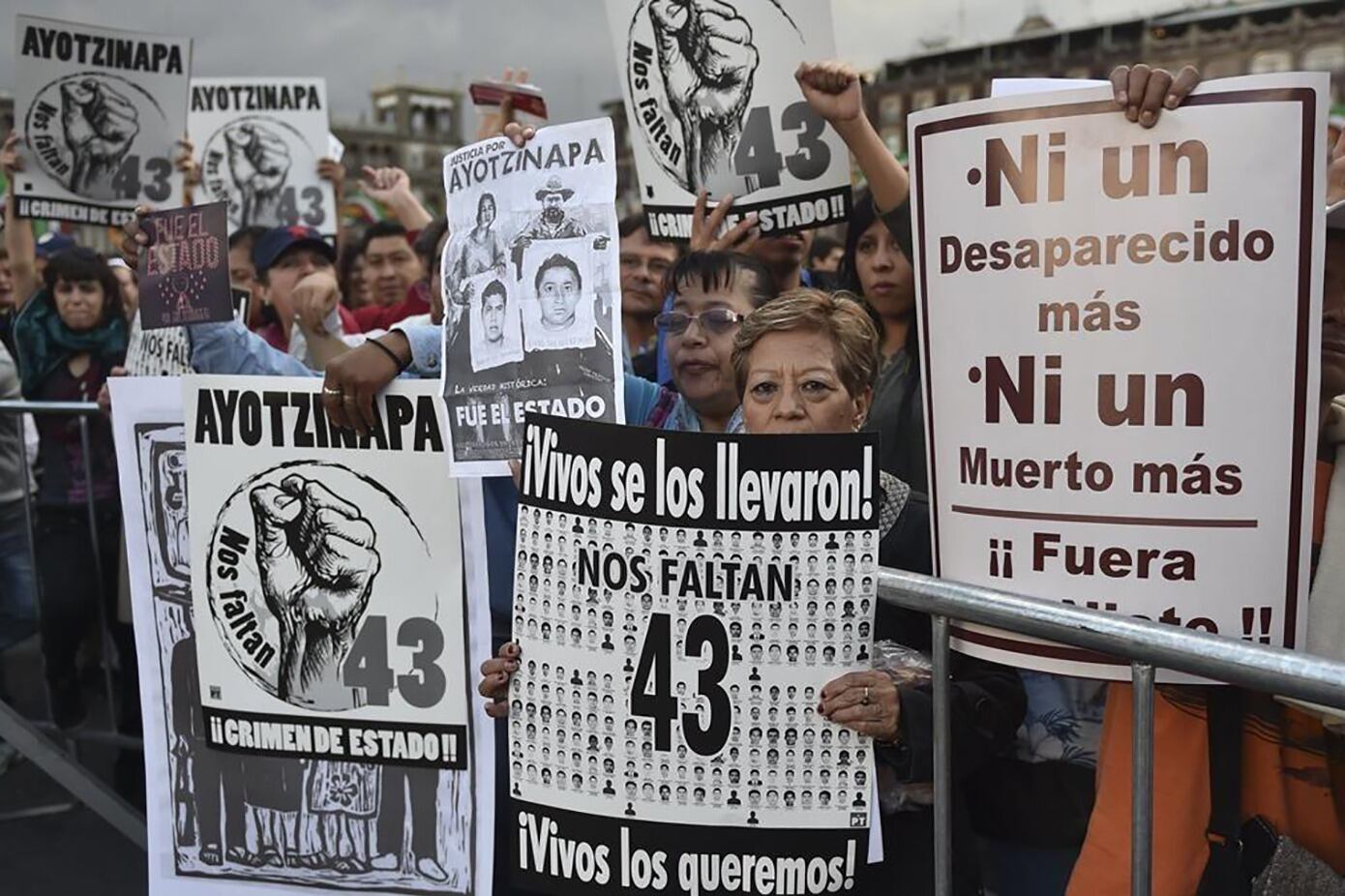 Familiares de 43 estudiantes desaparecidos reclaman justicia.