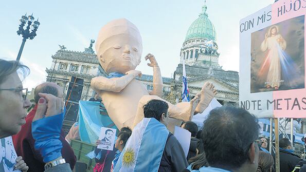 El enorme feto de cartapesta, símbolo de los “celestes”.